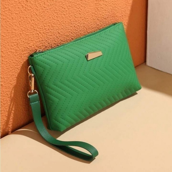 Quilted Green Shoulder Bag with Gold Chain Strap - Chic & Versatile - Picture 3 of 8